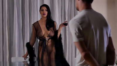 Slut Kira Queen ayaa ku casuuntay deriskeeda si ay u shaah u siiso oo ay ku dhufatay miiska cuntada